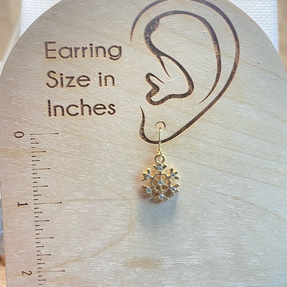 Sparkling Snowflake Earrings holiday Christmas - Picture 3 of 3